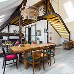 Nest * بودابست