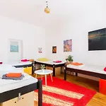 Nest بيت شباب